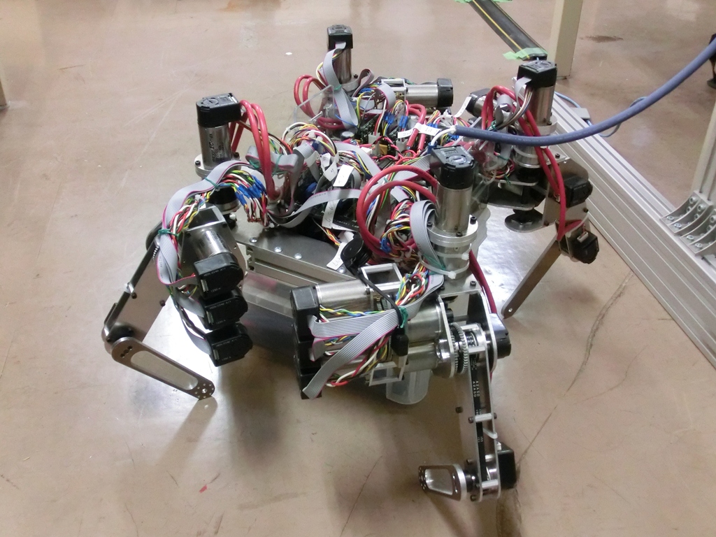二関節筋を持つ四脚歩行ロボット